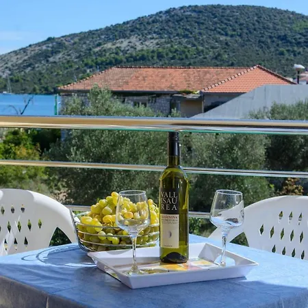 Anton 3* Vinišće